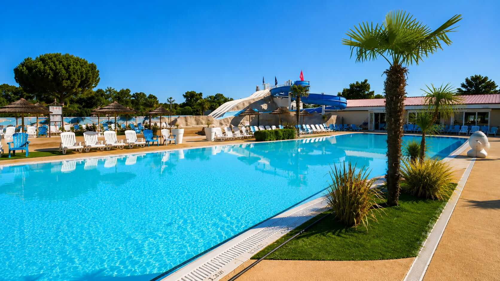 Piscine extérieure camping Siblu Les Charmettes La Palmyre — palmiers