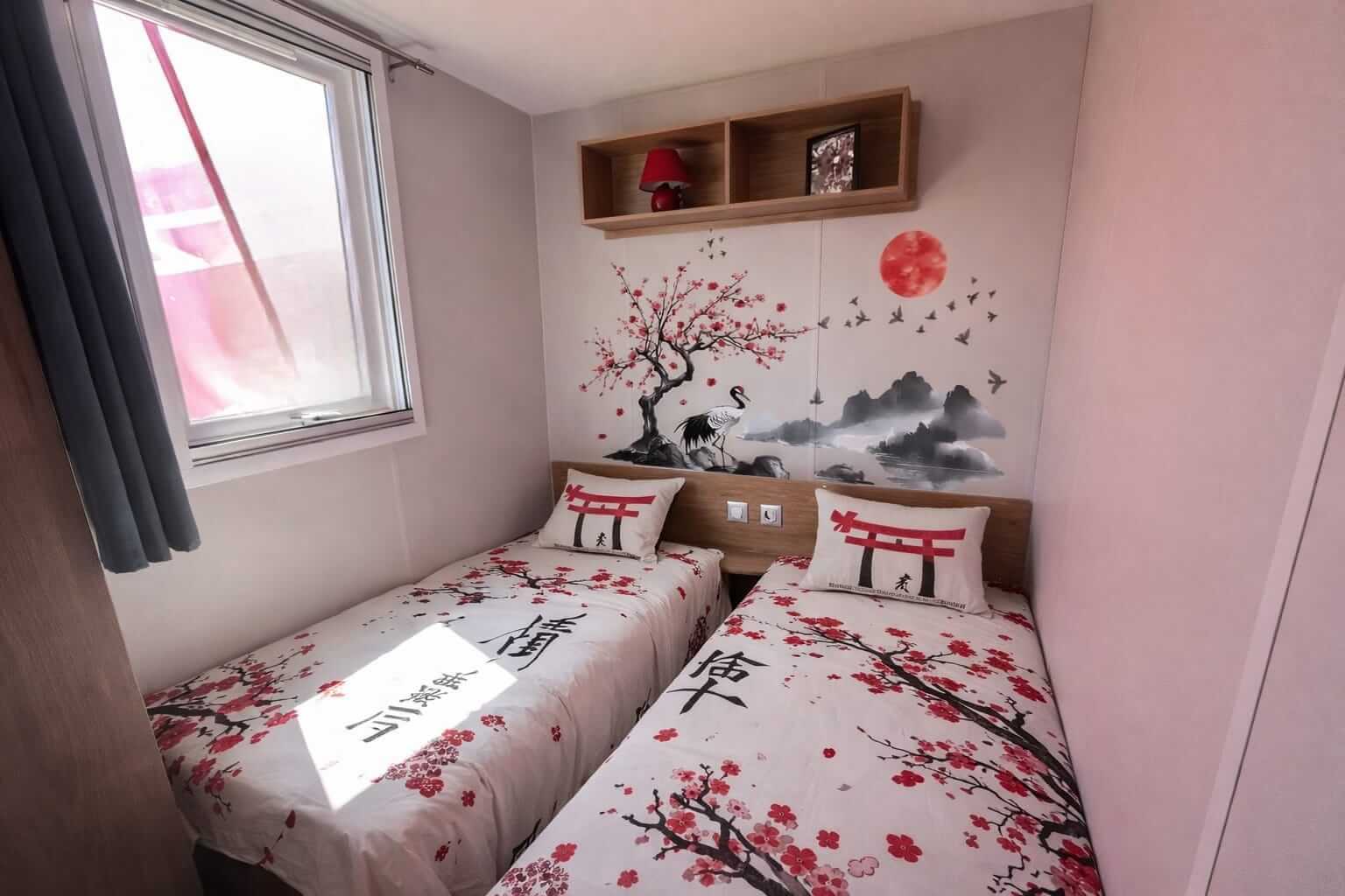 Chambre enfants déco japonaise mobil-home Les Charmettes — atmosphère cosy