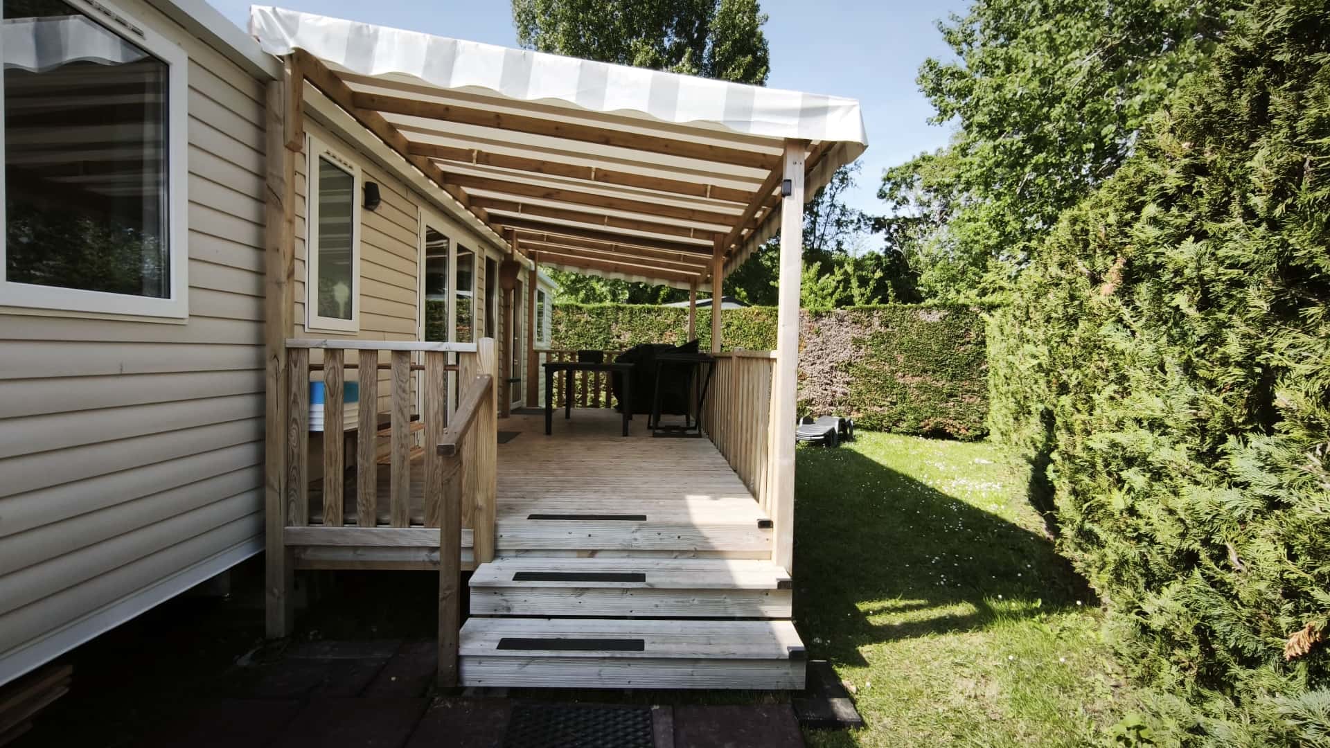 Entrée de la terrasse couverte mobil-home La Palmyre Les Charmettes