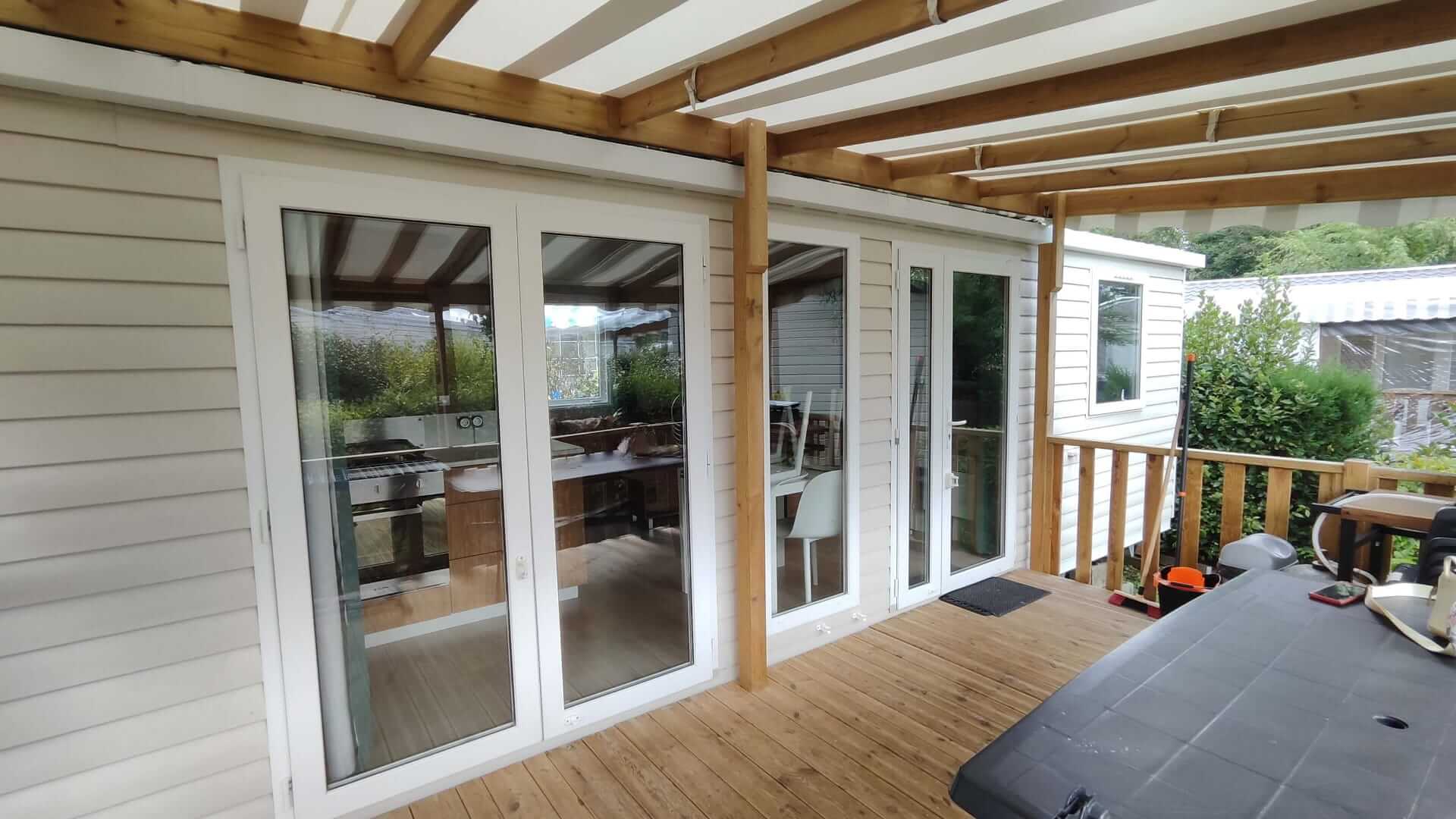 Terrasse bois couverte mobil-home Les Charmettes La Palmyre — salon de jardin