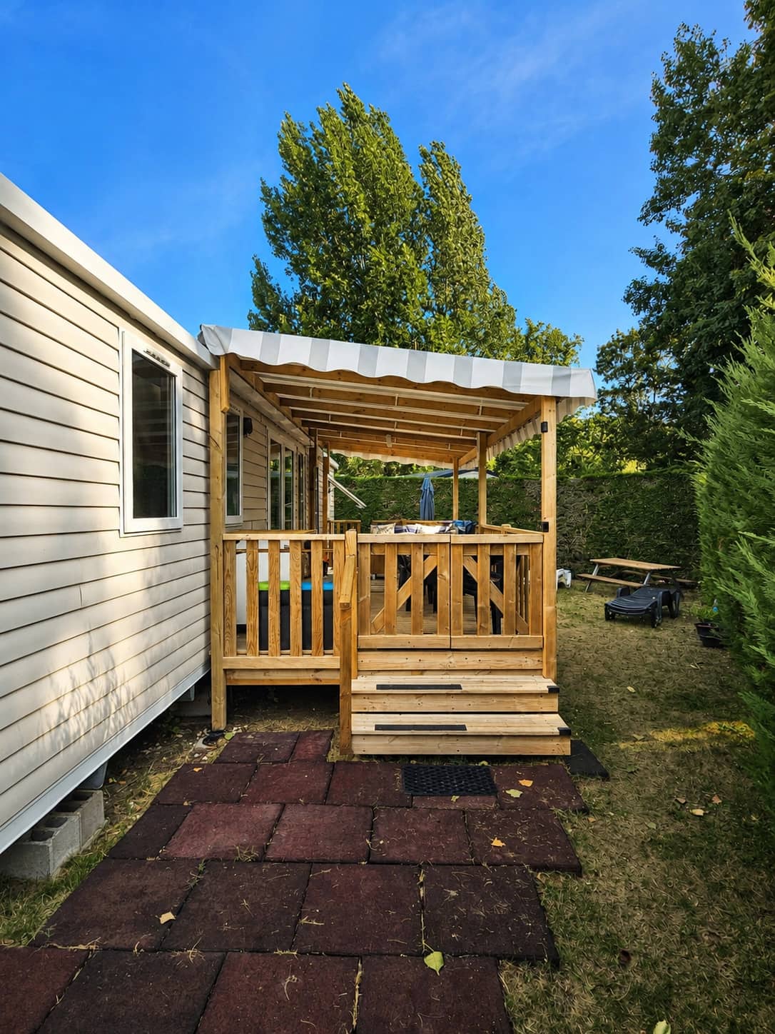 Accès à la terrasse couverte équipée de deux portillons
