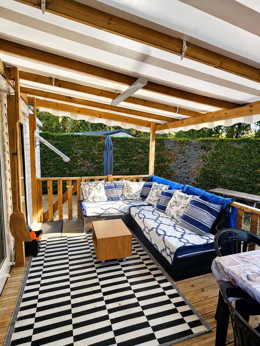 Espace détente de la terrasse avec canapé d'angle et table basse