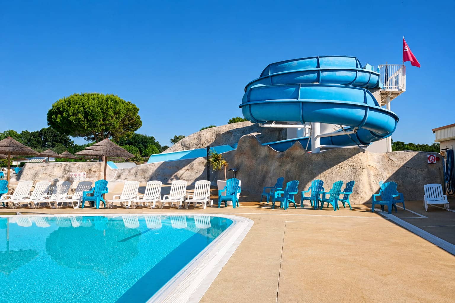 Piscine avec toboggans au camping Les Charmettes à La Palmyre